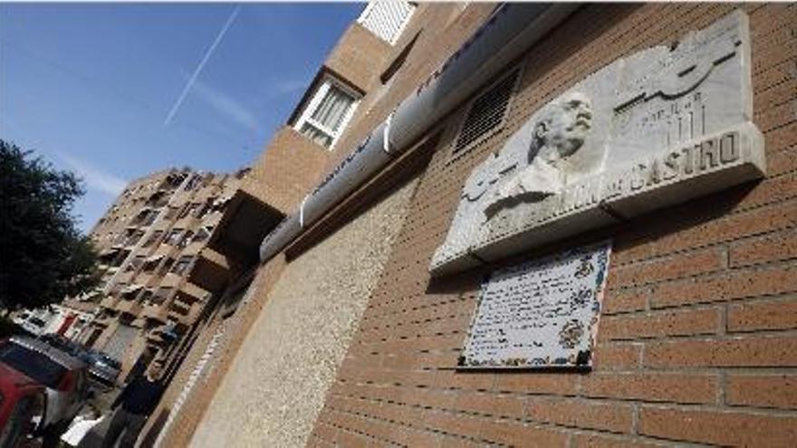 Escultura de Ramón de Castro y placa conmemorativa del centenario de entrega de llaves.