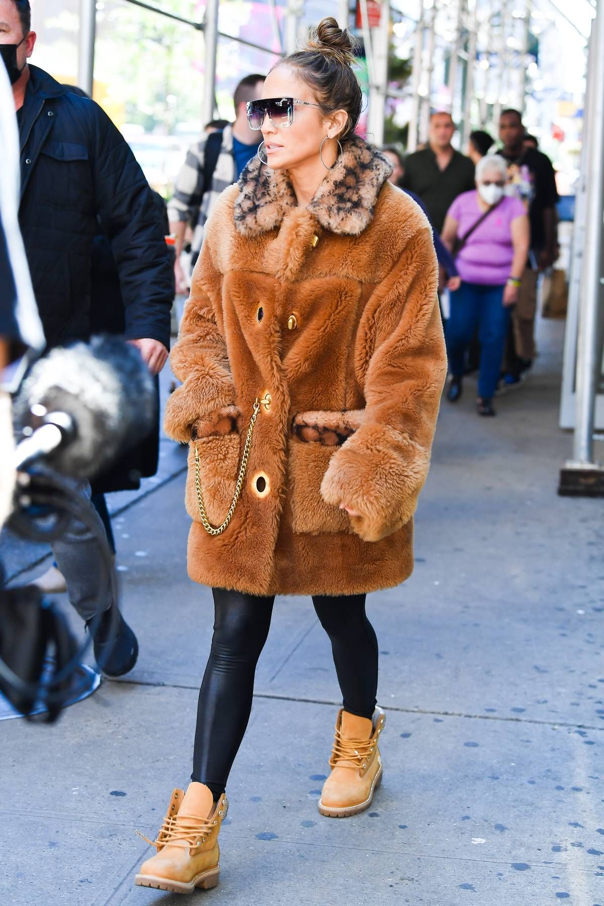 Jennifer Lopez con abrigo de pelo, leggings de cuero y botas de montaña