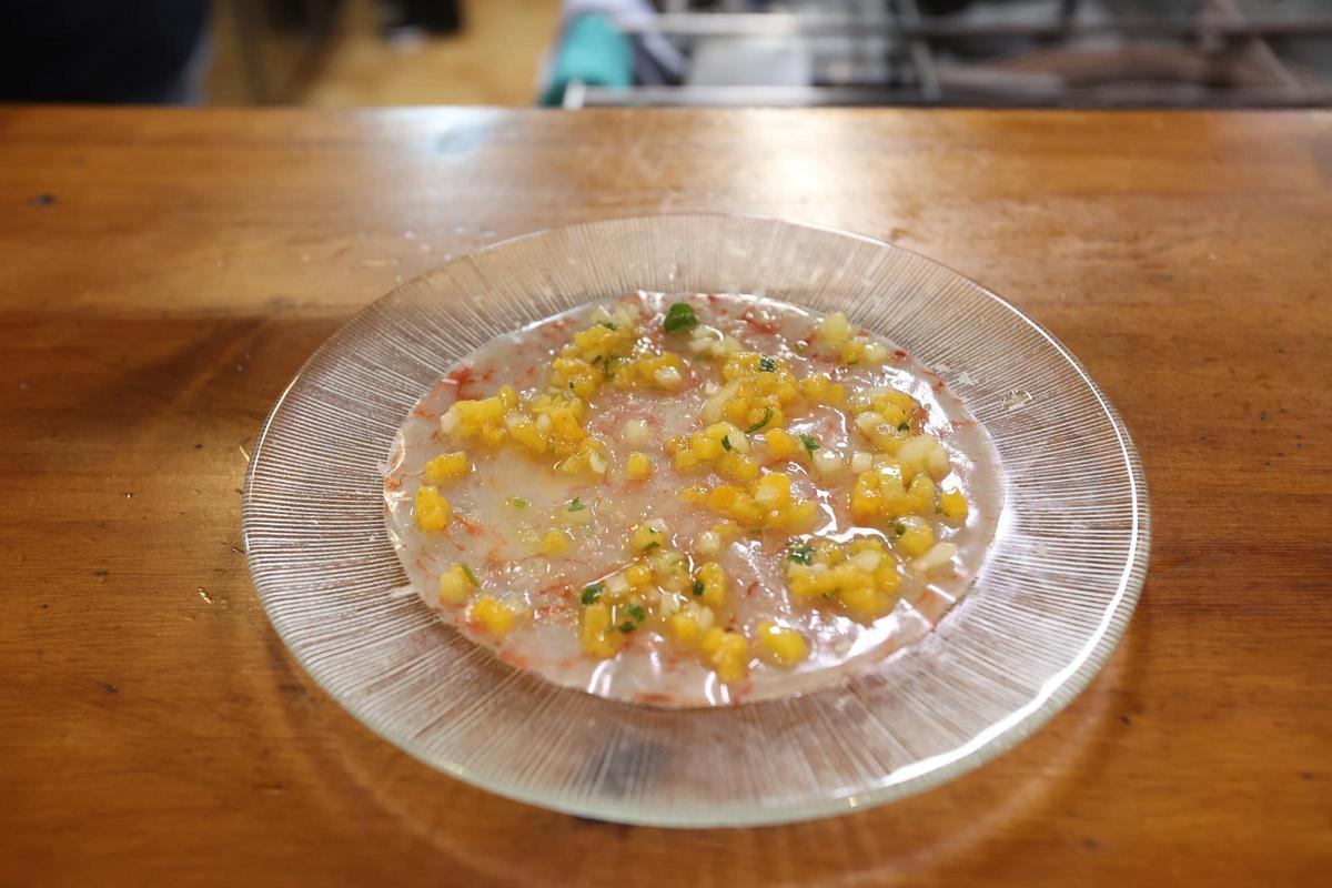 Carpaccio de gamba roja con vinagreta de níspero.