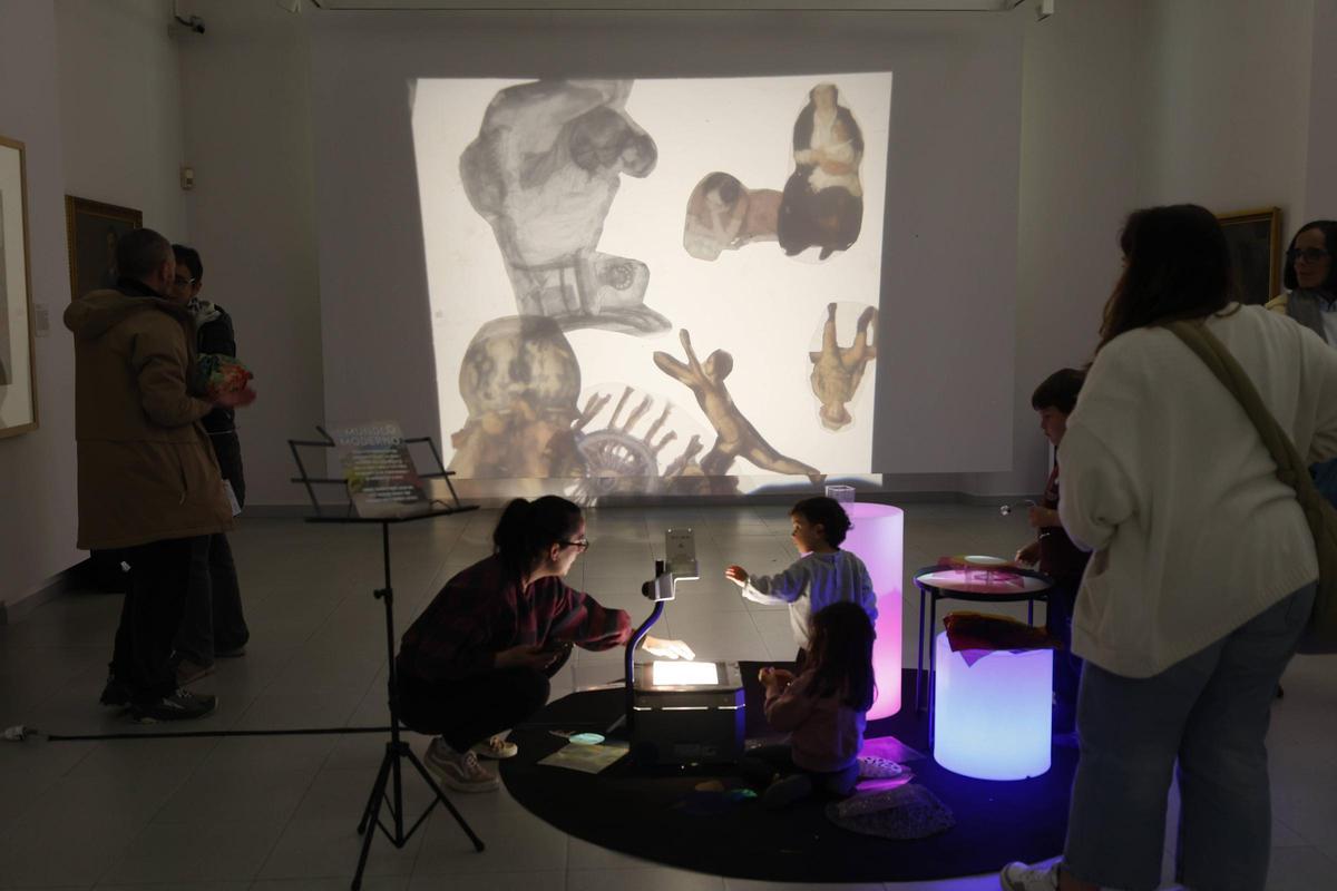 El arte y el juego infantil, de la mano en el Museo Piñole de Gijón para celebrar el Día de los Museos, en imágenes