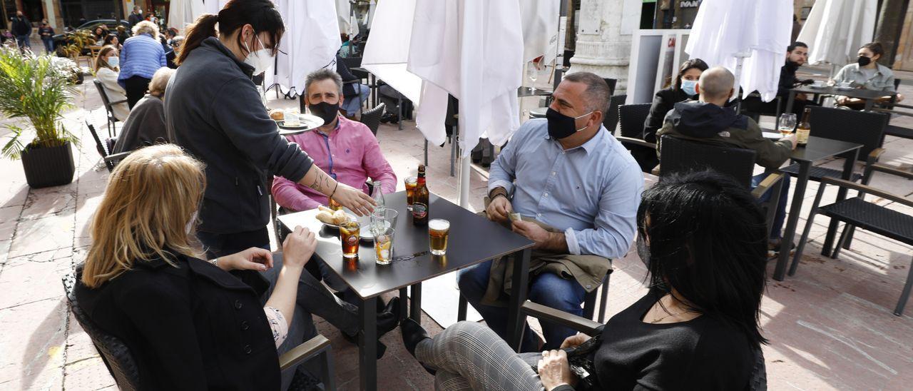 Clientes en una terraza de Oviedo. LUISMA MURIAS