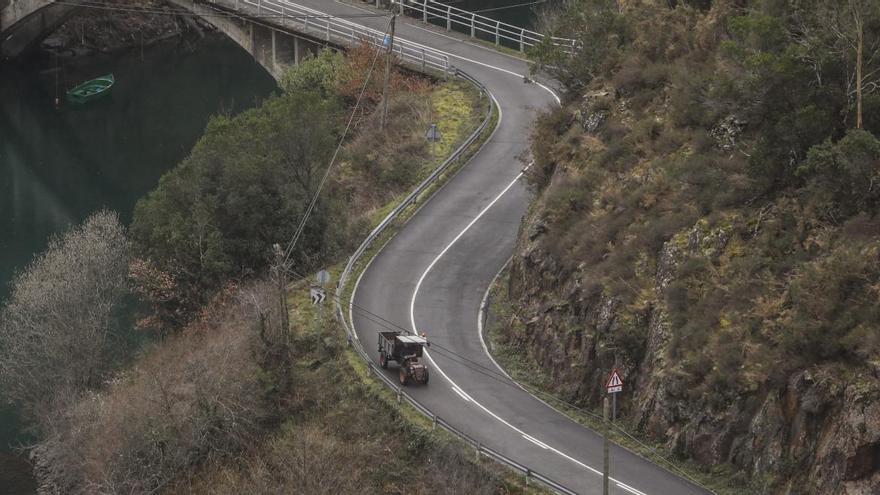 Evacuado en helicóptero un septuagenario al volcar su tractor