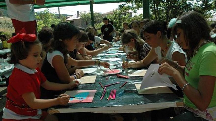 Un grupo de escolares participa en actividades organizadas en el campamento de San Pedro de las Herrerías.