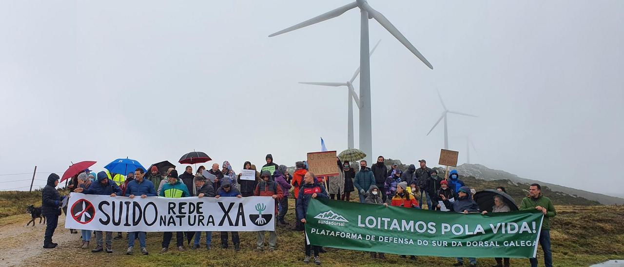 Una protesta vecinal contra un parque eólico en la Serra do Suído.