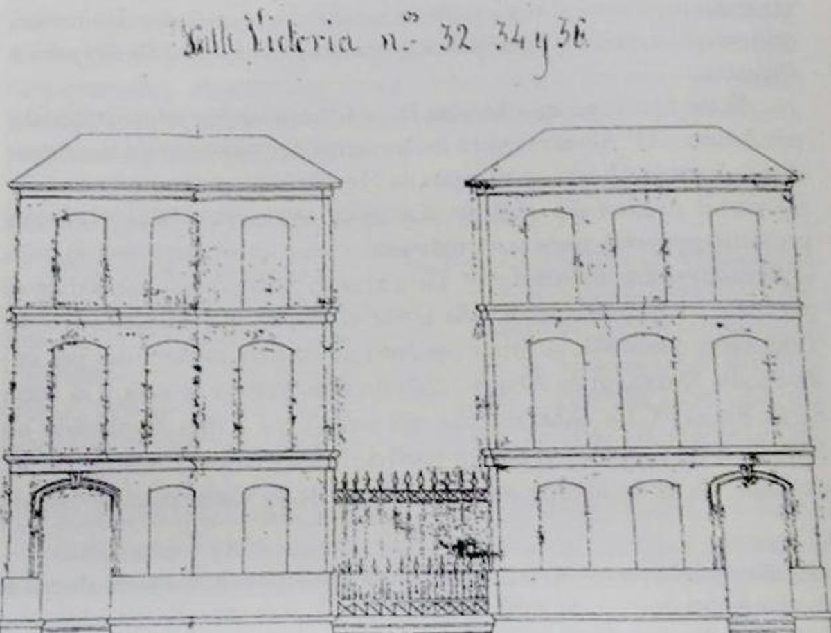 Los dos edificios del Pasaje de Clemens que asomaban a la calle Victoria, con la verja de entrada.