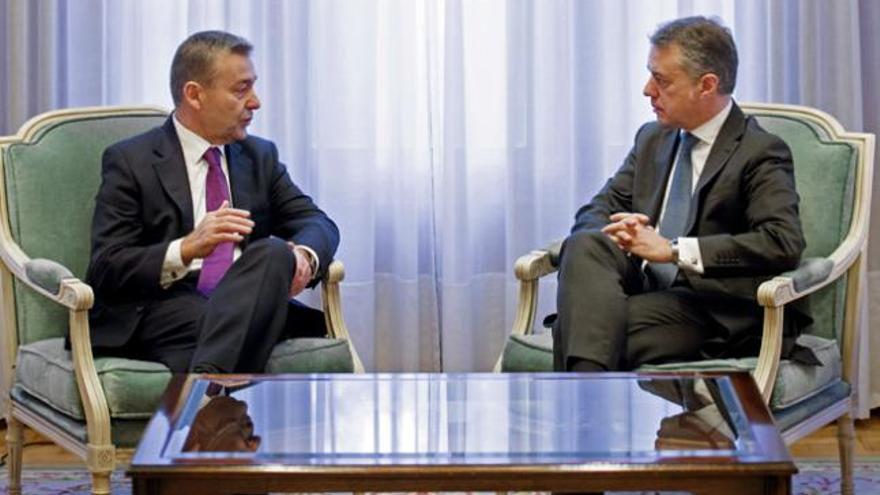 El presidente del Gobierno de Canarias, Paulino Rivero (i), durante la reunión que mantuvo con el lehendakari, Iñigo Urkullu, en la sede de la Presidencia del País Vasco, en Vitoria.