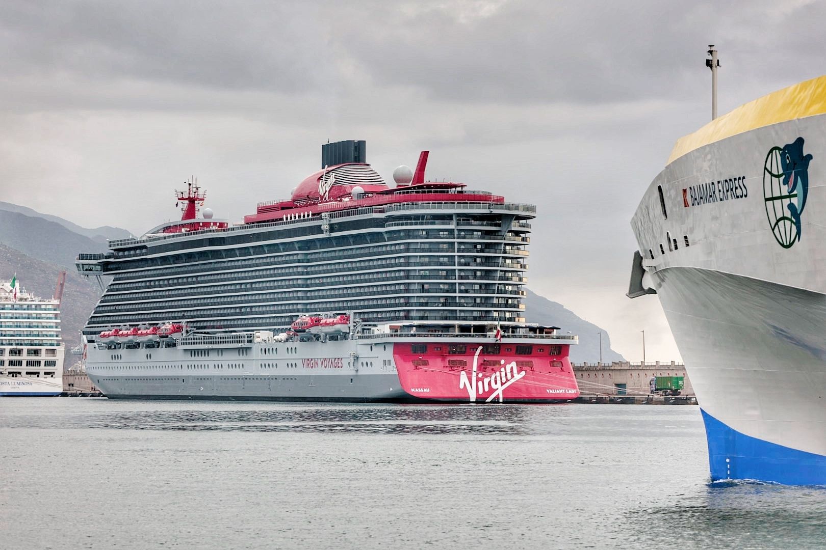 Llegada del crucero 'Valiant Lady' al puerto de Santa Cruz de Tenerife