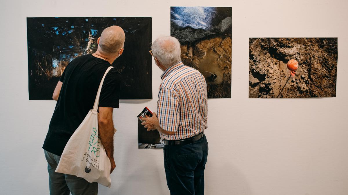 Dos visitantes en una exposición de ‘Emergentes’, el programa del BFoto que descubre nuevos talentos.