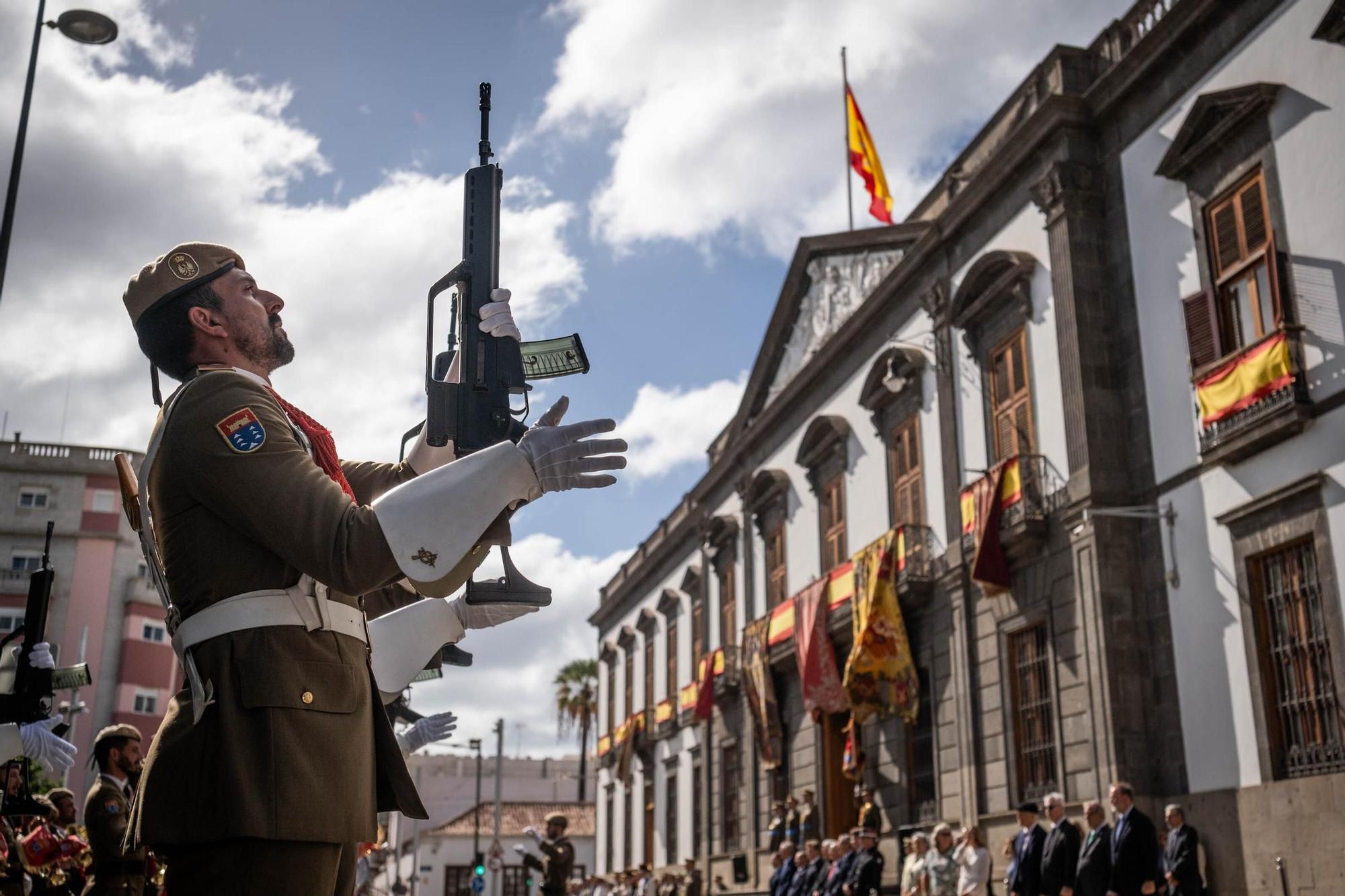 Solemne izado de la bandera por el 300 aniversario de la Capitanía General de Canarias