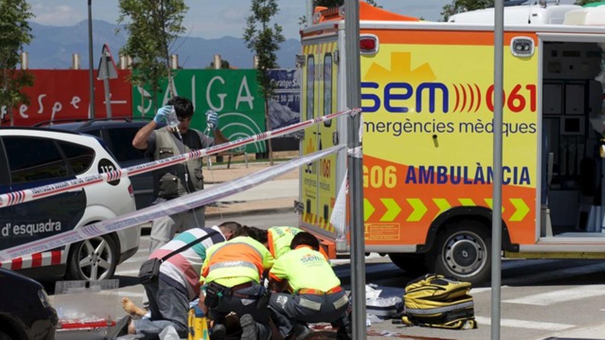 Miembros de los equipos de emergencia tratan de reanimar a la víctima, esta mañana, en Figueres.