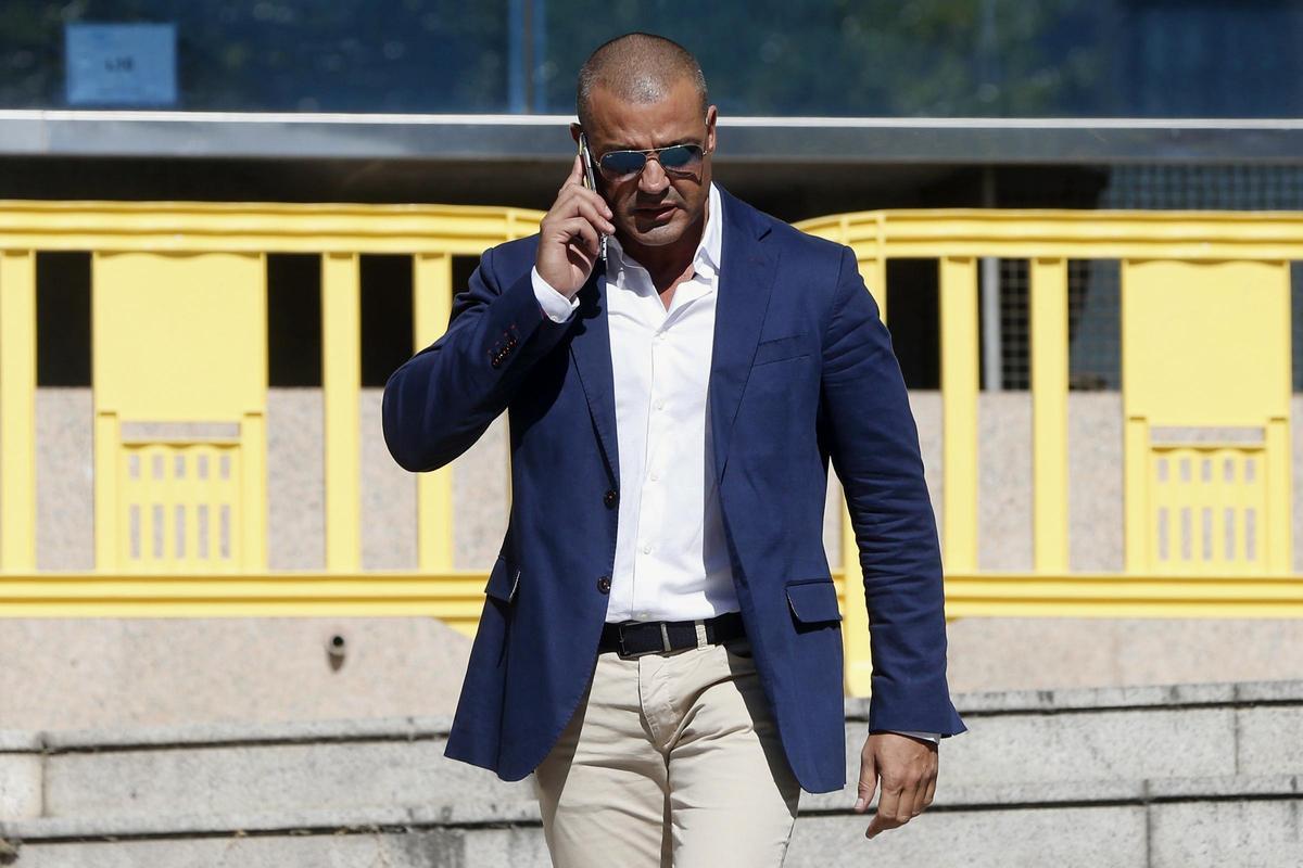 El empresario promotor y principal acusado por la tragedia del Madrid Arena, Miguel Ángel Flores, a su salida de la Audiencia Provincial de Madrid