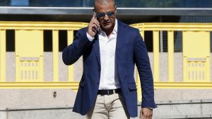 GRA184. MADRID, 27/09/2016.- El empresario promotor y principal acusado por la tragedia del Madrid Arena, Miguel Ángel Flores, a su salida de la Audiencia Provincial de Madrid, donde hoy se le ha condenado a cuatro años de prisión por la muerte de cinco jóvenes ocurrida en la macrofiesta de Halloween en la madrugada del 1 de noviembre de 2012. La Sala ha considerado a Flores máximo responsable de la tragedia y le achaca que actuó intentando conseguir en todo momento el máximo beneficio económico. EFE/Juan Carlos Hidalgo