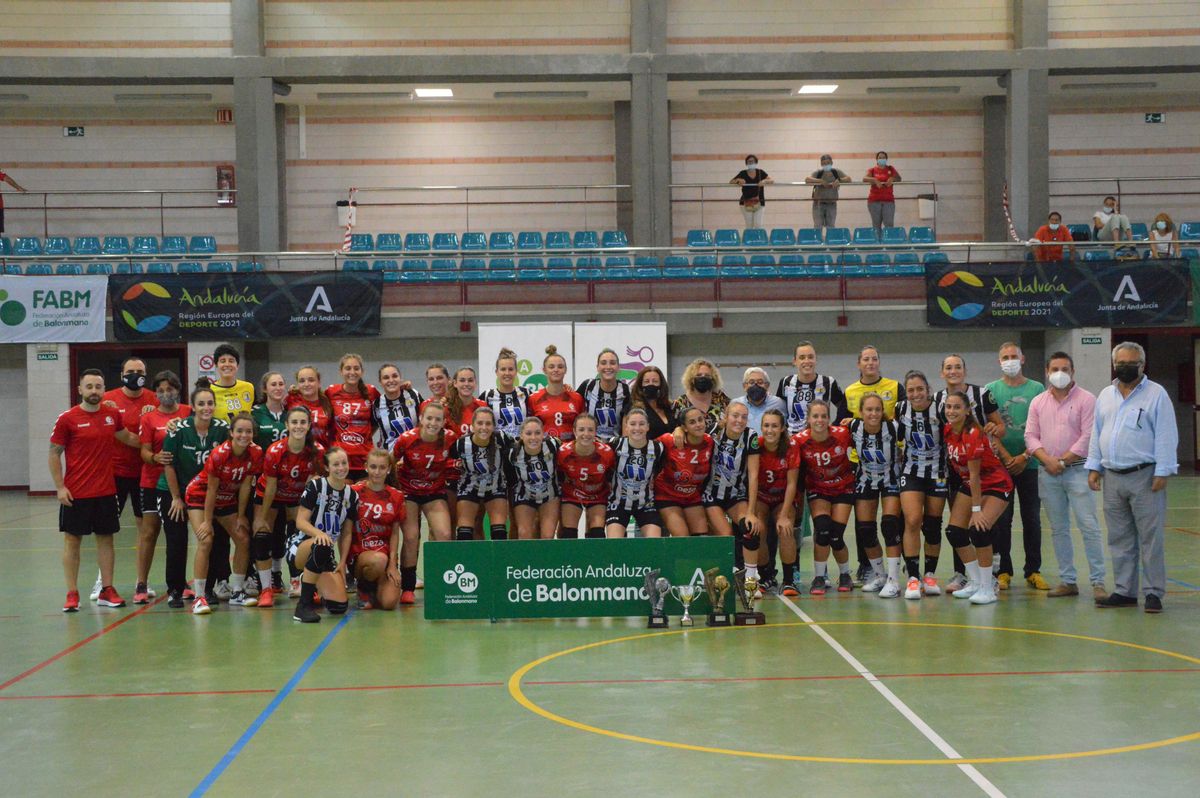 Ambos equipos posan al final en el pabellón de Roquetas de Mar.