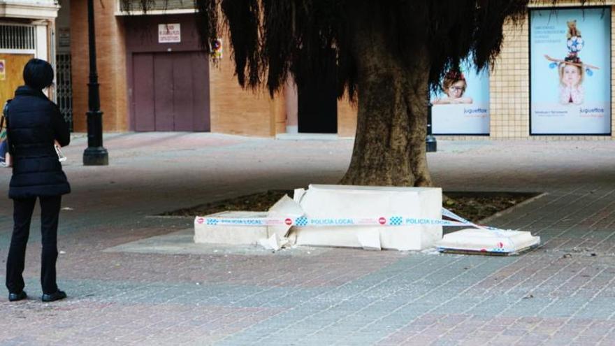 Lo que queda del monumento, tras el accidente.