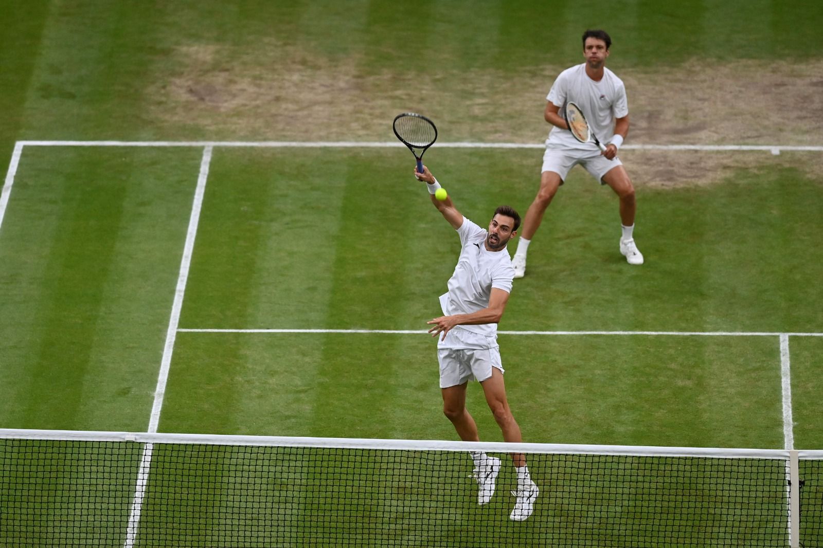 Granollers remata un punto en la final de Wimbledon.