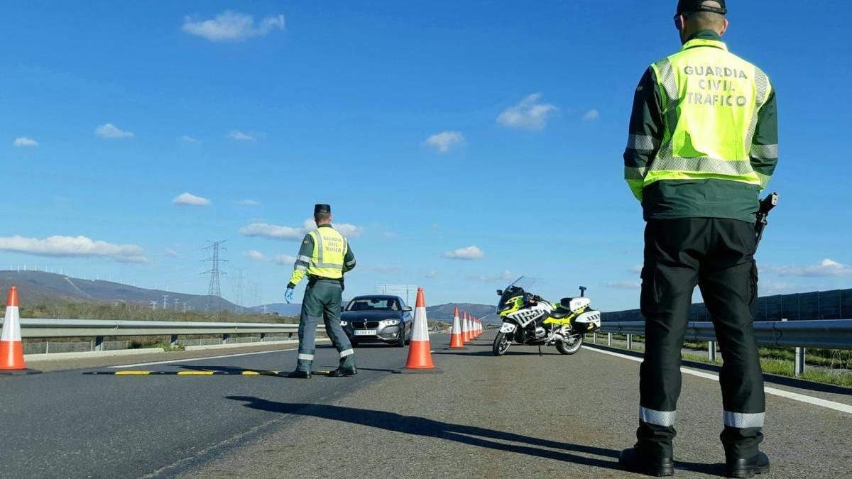 Un control de la Guardia Civil en Ourense. // G.C.