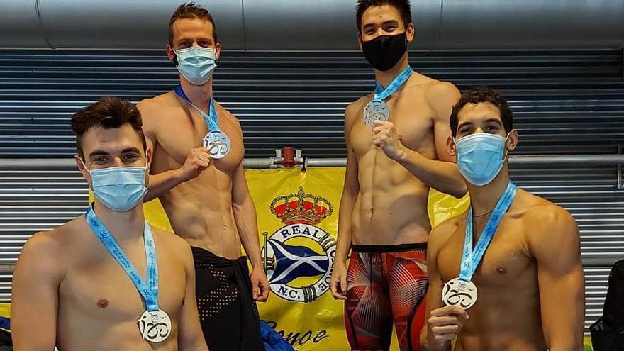 Hugo González, a la derecha, logró dos medallas con el relevo del Canoe.