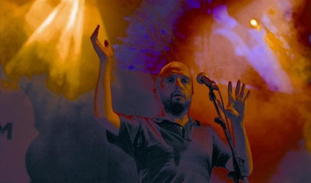 Manolo Martínez, durant l’actuació d’Astrud dijous a la nit a la plaça del Rei. Manolo Martínez, durant l’actuació d’Astrud dijous a la nit a la plaça del Rei.