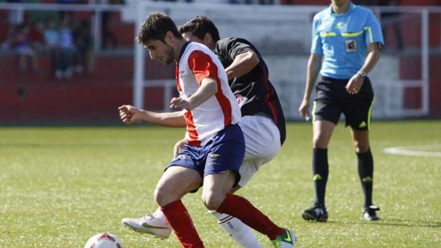 Un jugador del Alondras controla el balón ante la presión de un rival. // Carmen Giménez