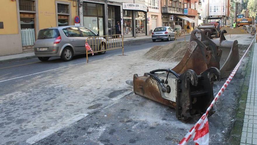 Obras de instalación de los colectores en la avenida de Galicia de Luarca.