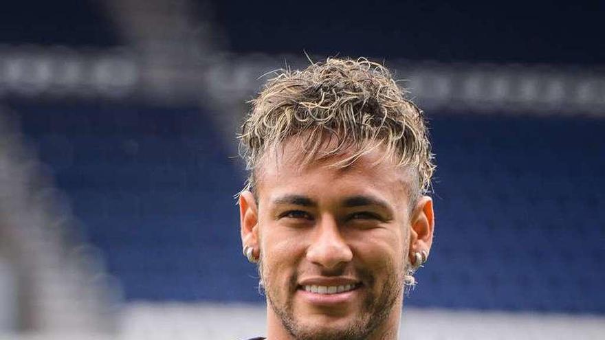 Neymar, ayer, durante su presentación en el Parque de los Príncipes.