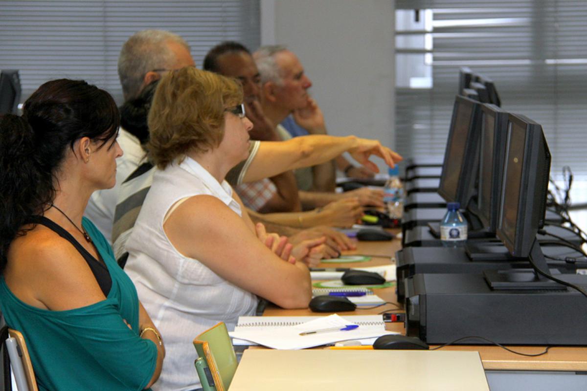 Imagen de archivo de una clase de formación para buscar trabajo.