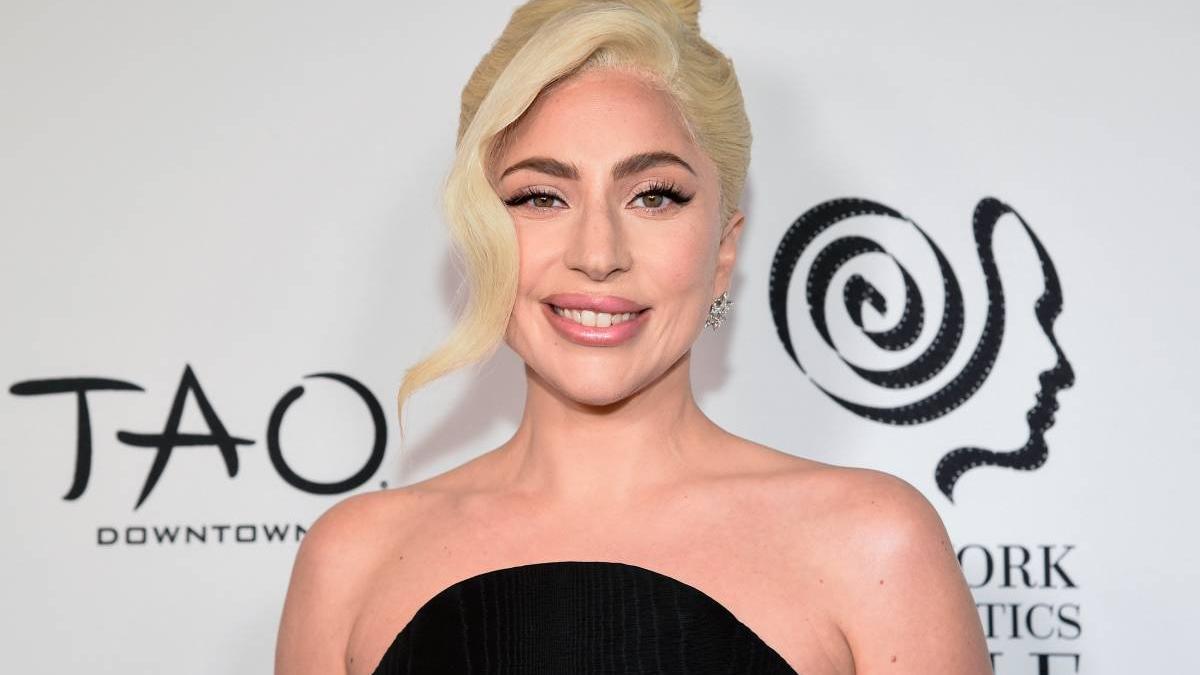 El vestido negro de Lady Gaga para presumir de premio y tatuaje en Nueva York