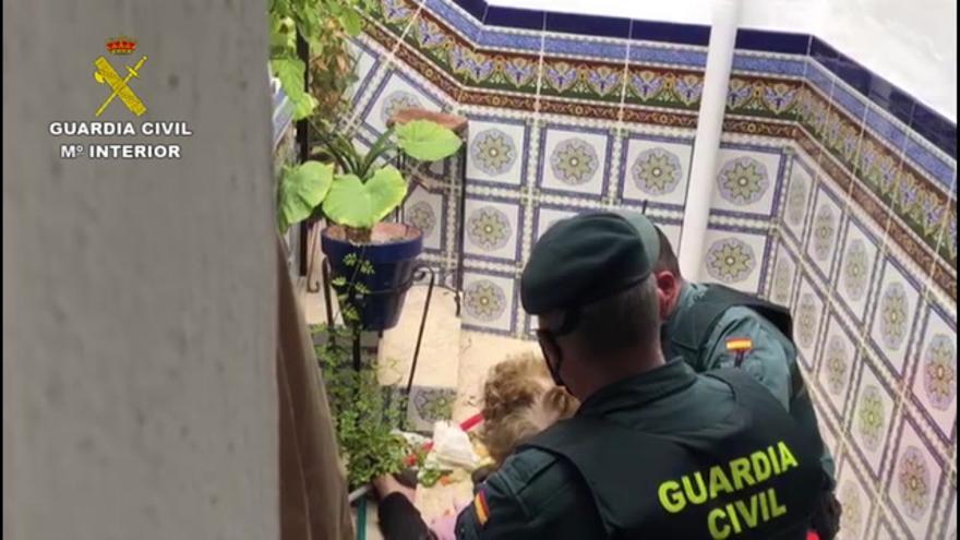 La Guardia Civil auxilia a una anciana en La Rambla que se había caído en su domicilio