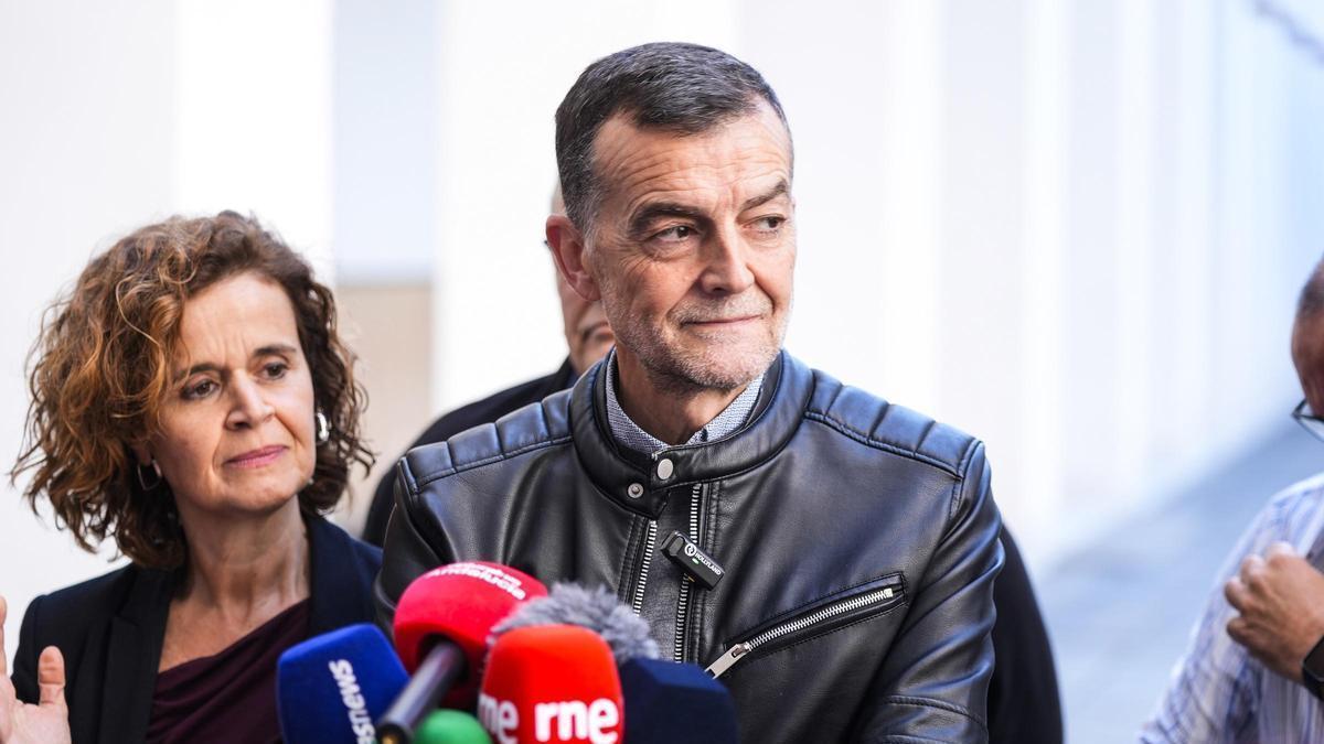 El coordinador federal de IU y candidato de Por Andalucía a la Presidencia de la Junta, Antonio Maíllo, atiende a los medios de comunicación.