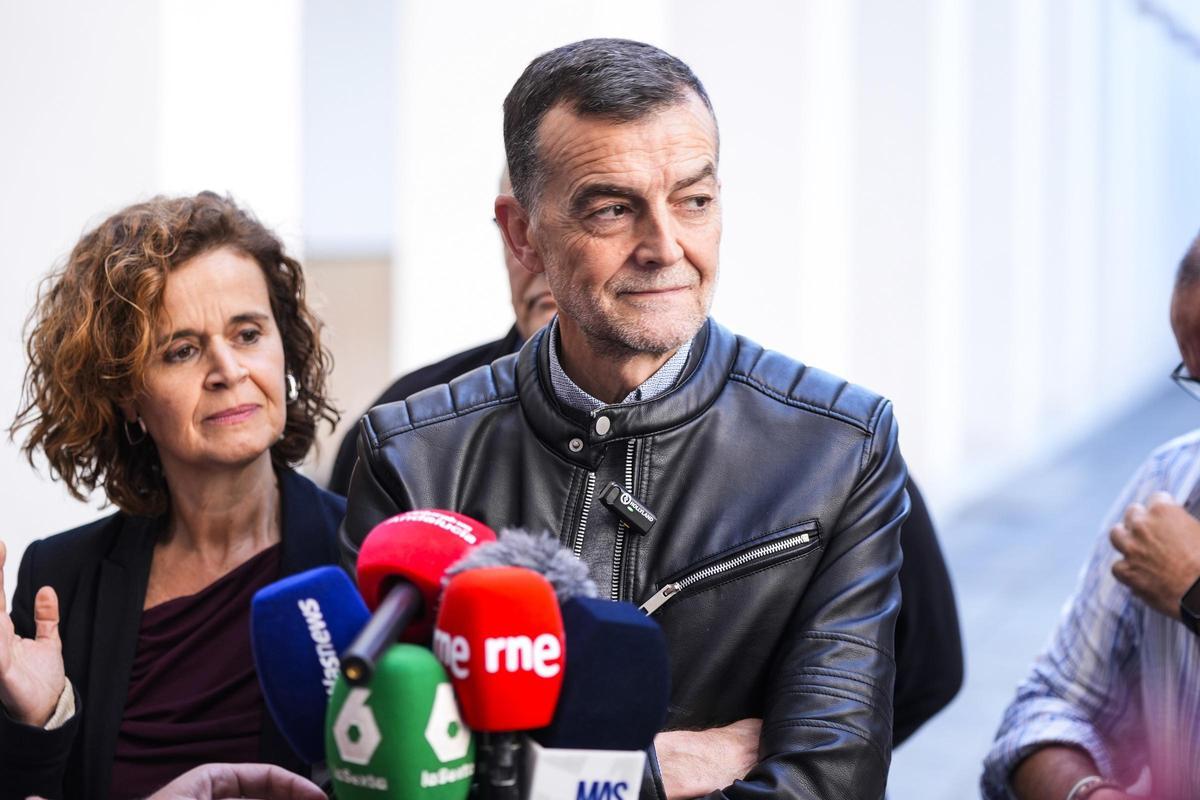 El coordinador federal de IU y candidato de Por Andalucía a la Presidencia de la Junta, Antonio Maíllo, atiende a los medios de comunicación.