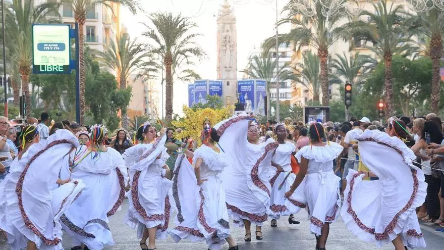 Alicante baila al ritmo del mundo en el Desfile Folclórico Internacional de Hogueras