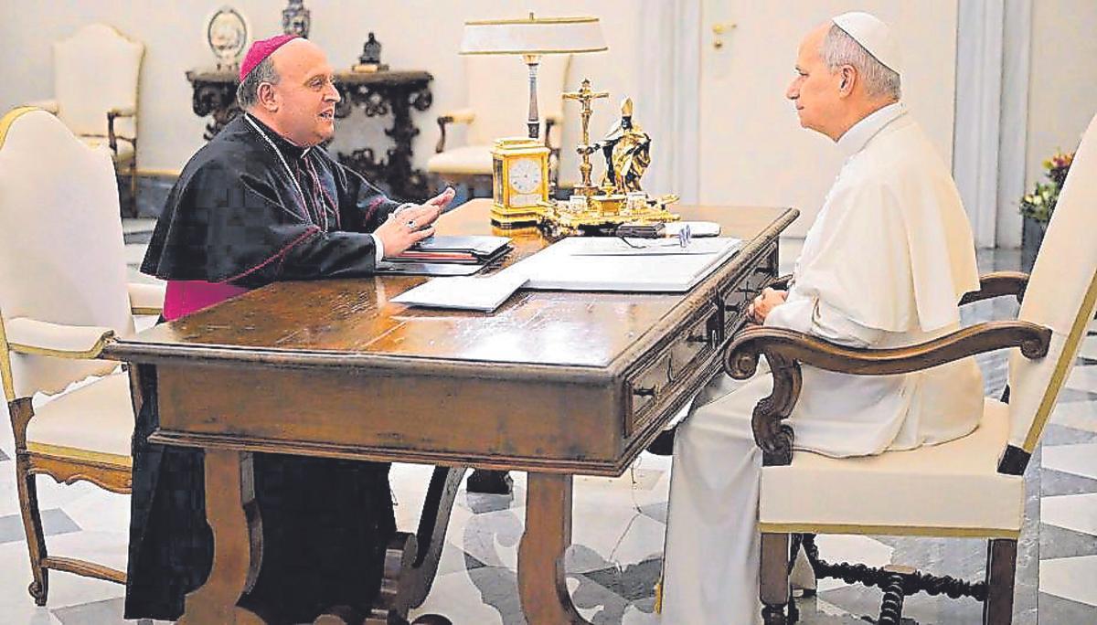 El arzobispo de Santiago presentó al Santo Padre un completo dossier sobre el Año Santo Compostelano 2027.