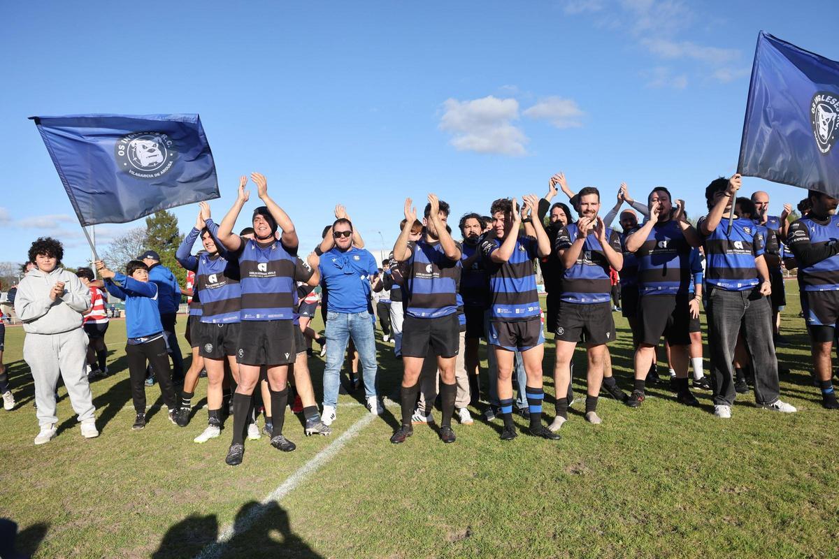La plantilla agradeciendo a la afición todo el apoyo recibido.