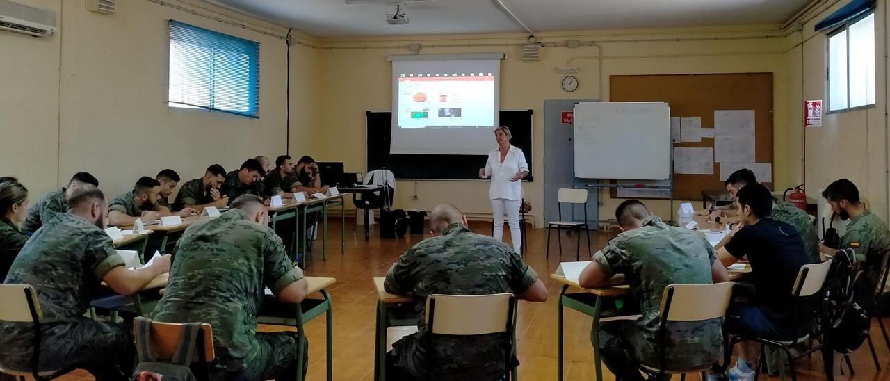El Inaem acompaña a los militares a través de un itinerario personalizado de inserción, que incluye formación, orientación, acreditación de competencias, preparación de currículum, entrevistas y búsqueda de empleo.