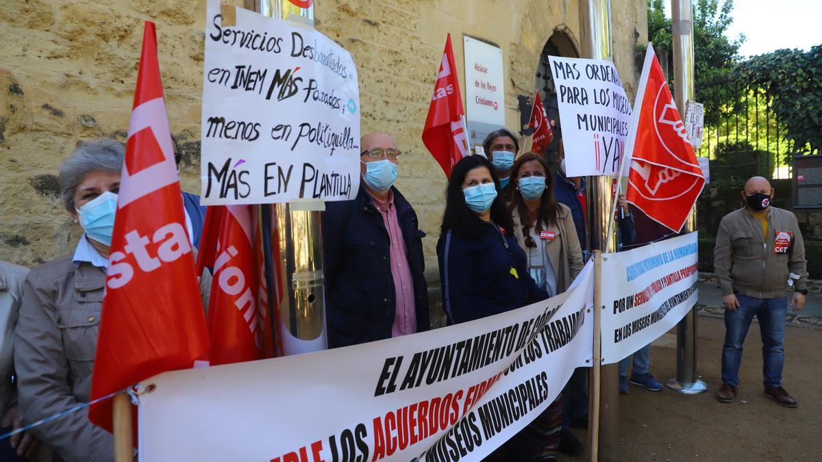 Protesta de trabajadores a la puerta de El Alcázar durante la huelga de museos municipales el año pasado en Semana Santa.