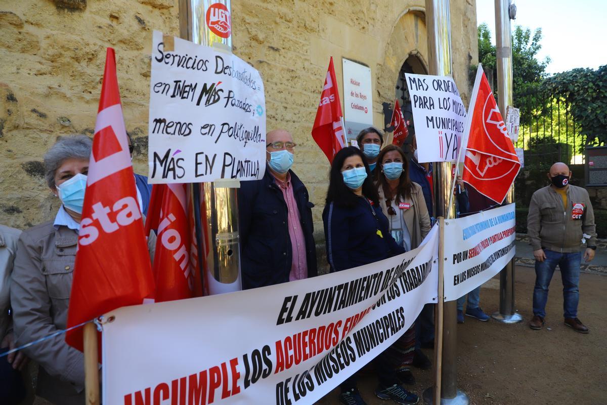 Protesta de trabajadores a la puerta de El Alcázar durante la huelga de museos municipales el año pasado en Semana Santa.