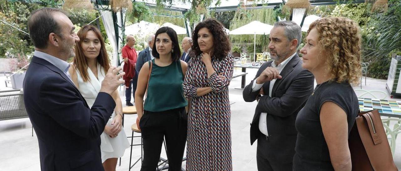 Por la izquierda, Pedro Mora, Susana García, Beatriz González, Covandoga Pevida, Víctor Martínez y Paula Fernández-Canteli, ayer, durante el descanso de la jornada matinal en los Cursos de La Granda.