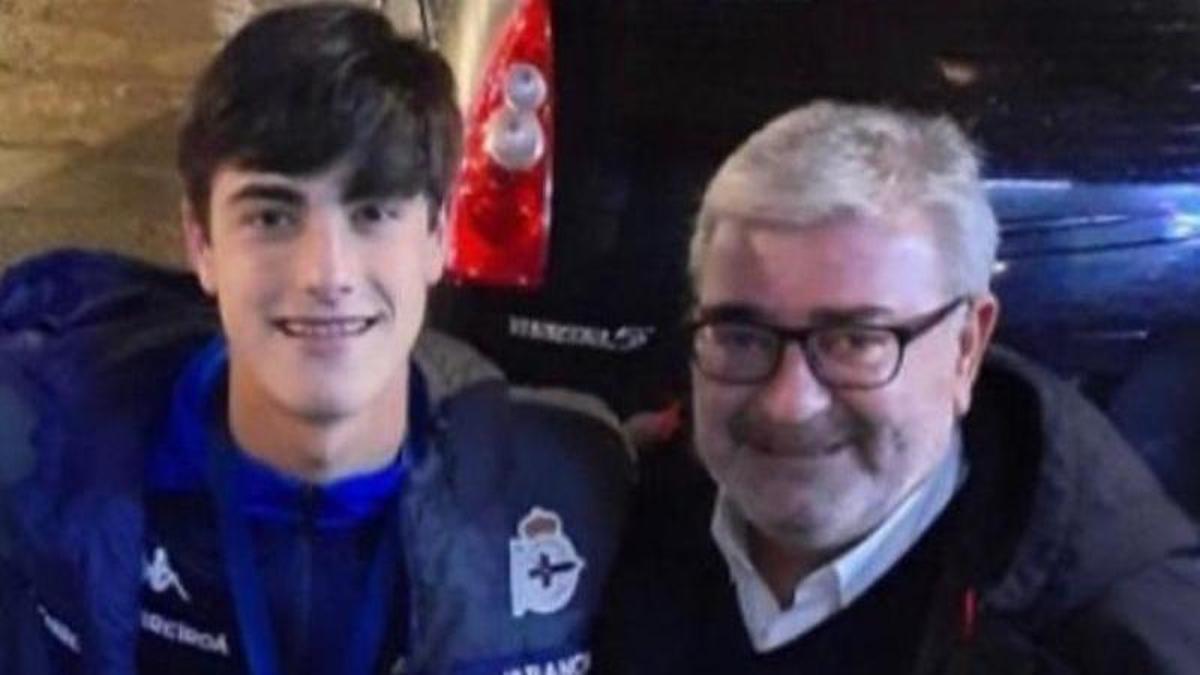 Quique Teijo, hijo y padre, tras un partido con el Deportivo Juvenil en la Youth League.