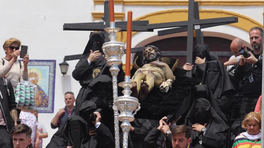 El barrio de la Victoria se vuelca para recibir a Monte Calvario, donde cada detalle adquiere un sentido más alto