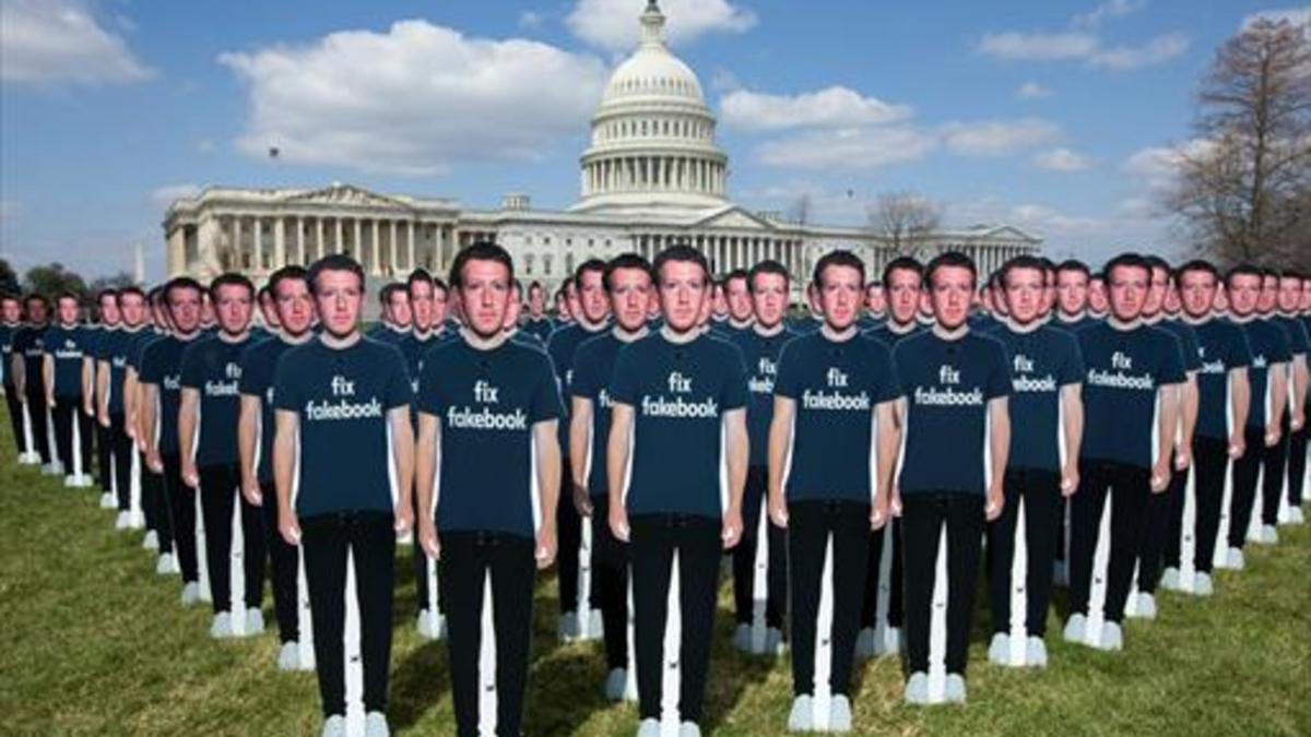 Figuras de Zuckerberg con el lema 'arregla Facebook', en Washington.