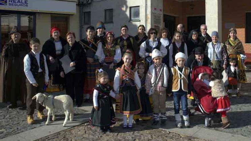 Representantes de La Cordera en Alcañices en la Plaza Mayor, antes de partir hacia el santuario.