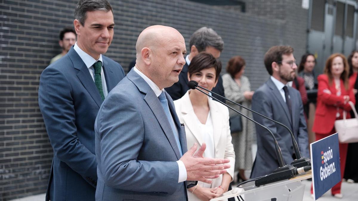 El alcalde de Dos Hermanas junto a Pedro Sánchez en una visita a su municipio.