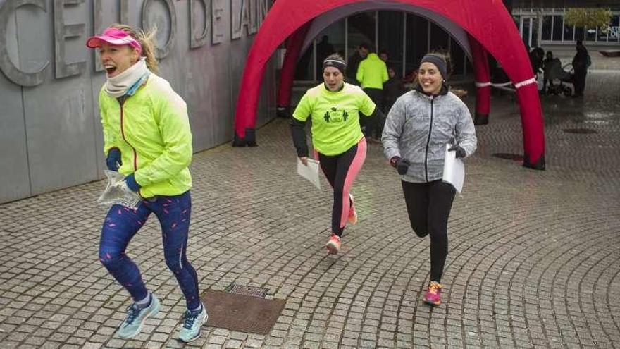 Dos instantes de la salida de la carrera de orientación de Lalín, ayer, en las inmediaciones del consistorio. // Bernabé/Ana Agra