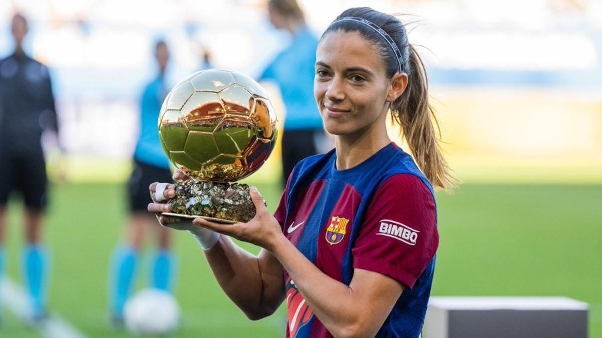 Aitana Bonmatí ofrece su Balón de Oro a la afición azulgrana antes de la goleada al Sevilla (8-0).