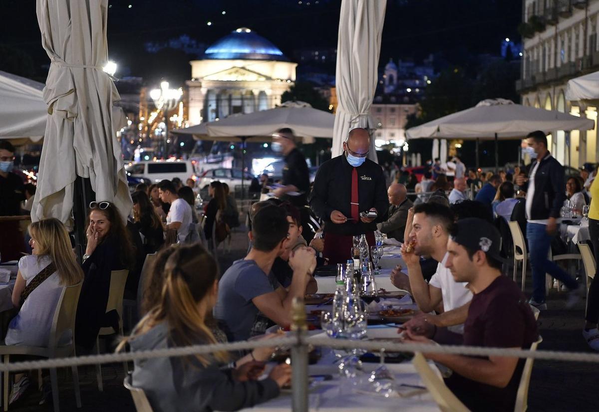 Turin (Italy), 23/05/2020.- Night life in Turin, Italy, 23 May 2020. Italy is gradually easing lockdown measures implemented to stem the spread of the SARS-CoV-2 coronavirus that causes the COVID-19. (Italia) EFE/EPA/Alessandro Di Marco Turin (Italy), 23/05/2020.- Night life in Turin, Italy, 23 May 2020. Italy is gradually easing lockdown measures implemented to stem the spread of the SARS-CoV-2 coronavirus that causes the COVID-19. (Italia) EFE/EPA/Alessandro Di Marco