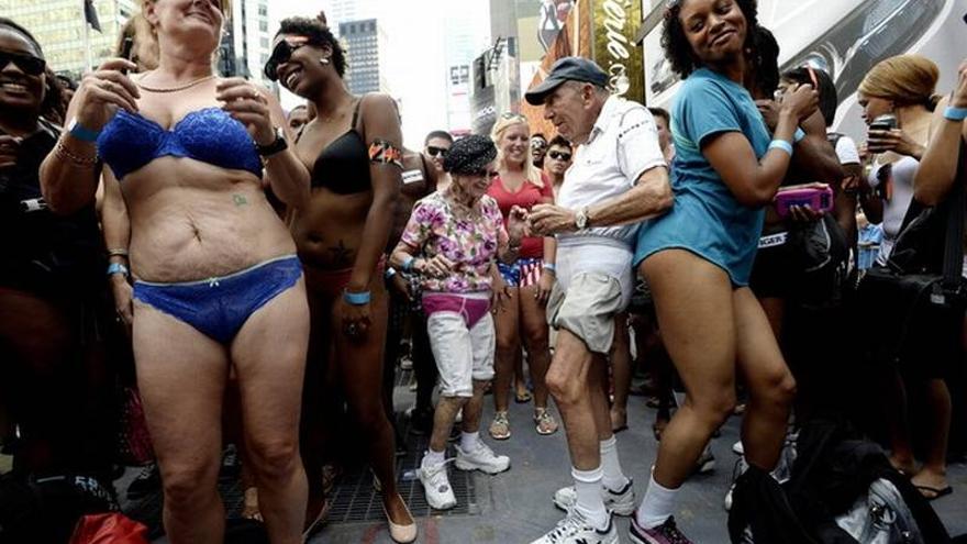 Cientos de personas se desvisten en Times Square en el día de la ropa interior