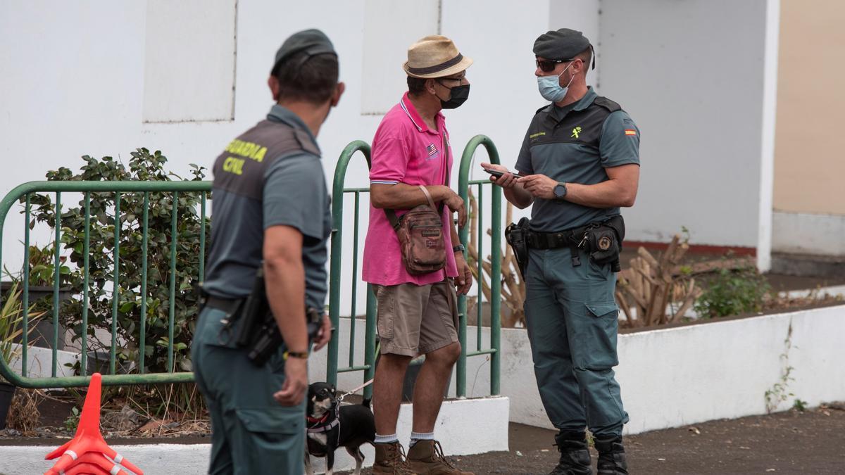 Un vecino de La Palma hablando con un Guardia Civil.