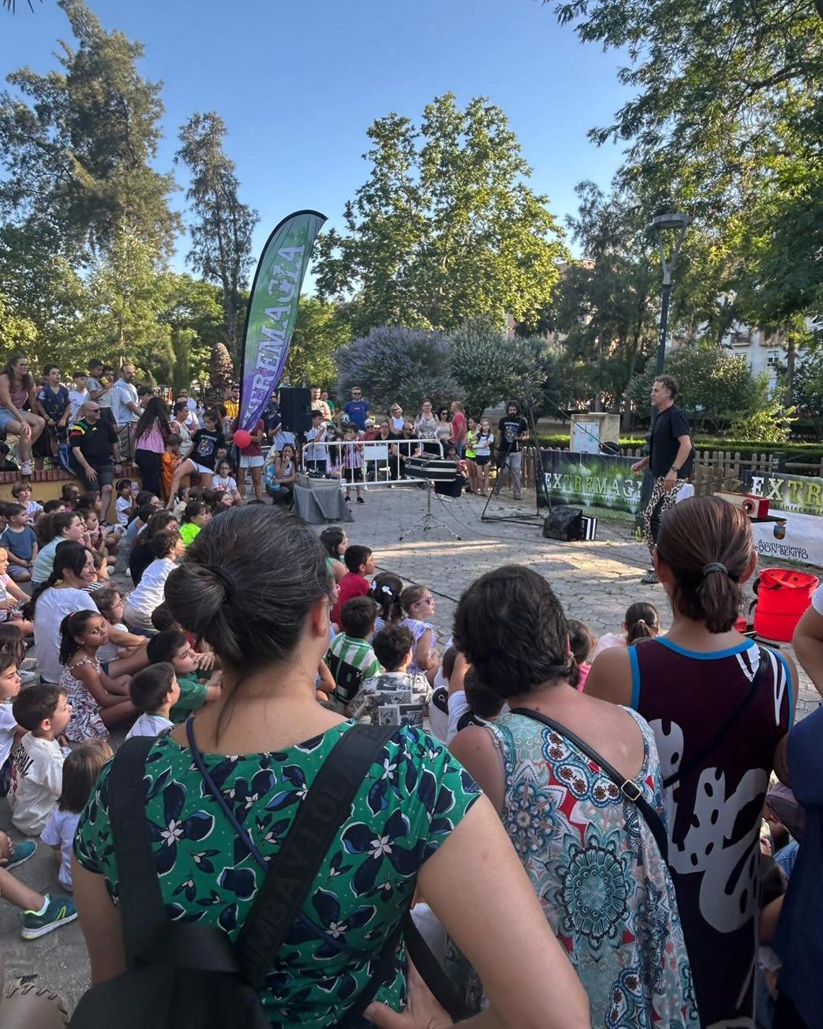 Dani Dan realiza su  función  en el  parque  Tierno Galván (Don Benito).