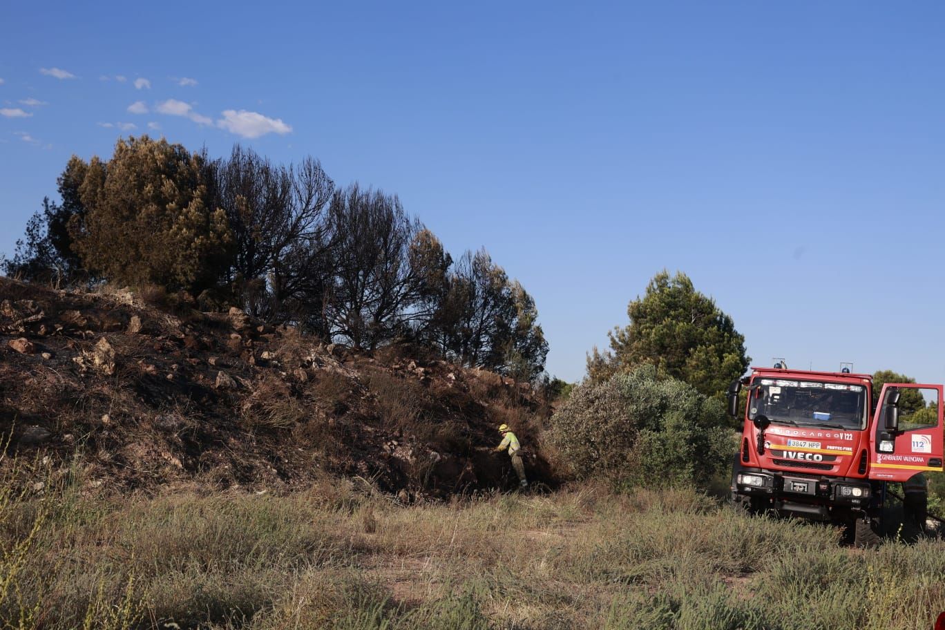 Un incendio quema media hectárea y asusta a los vecinos de una urbanización colindante