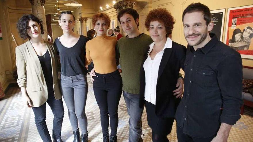 Por la izquierda, Lucía Carballal, Vicky Luengo, Esther Isla, Víctor Sánchez Rodríguez, Cristina Marcos y César Camino, ayer, en el foyer del teatro Palacio Valdés.